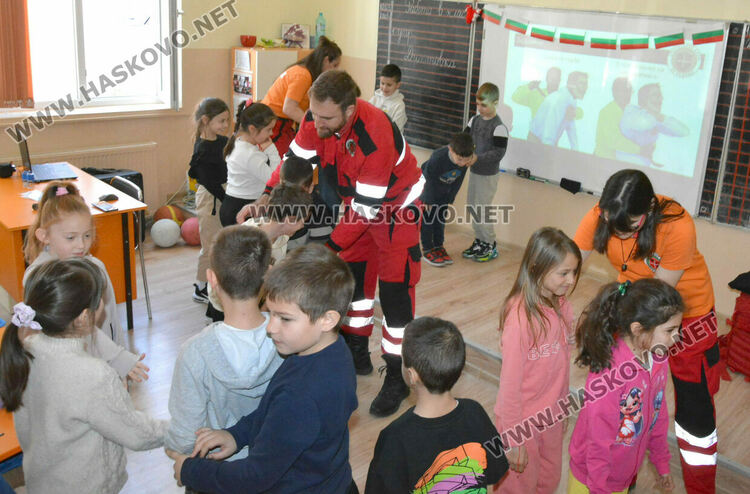Доброволци показаха на първокласници как да оказват първа помощ