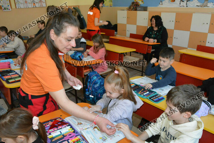Доброволци показаха на първокласници как да оказват първа помощ