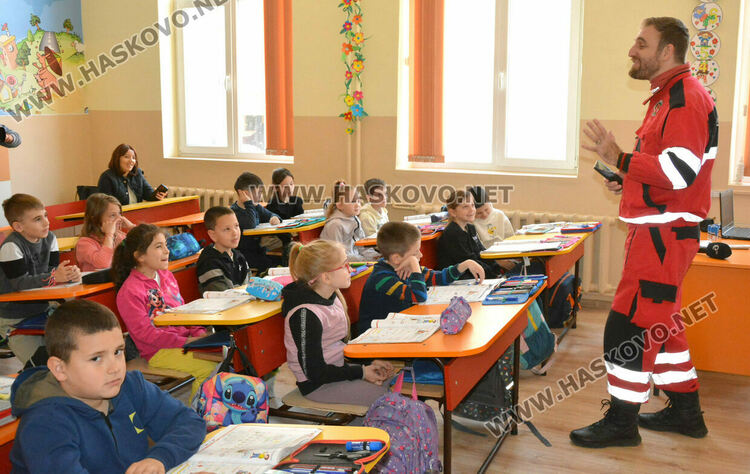 Доброволци показаха на първокласници как да оказват първа помощ