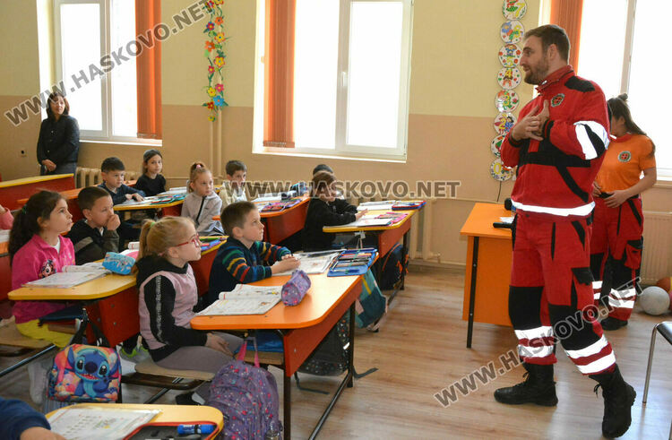 Доброволци показаха на първокласници как да оказват първа помощ
