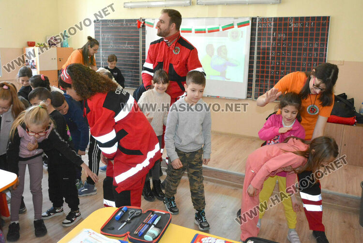 Доброволци показаха на първокласници как да оказват първа помощ
