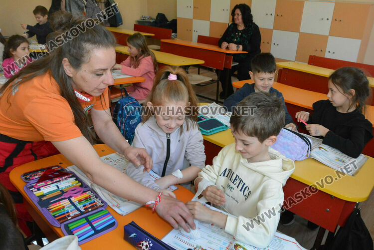 Доброволци показаха на първокласници как да оказват първа помощ