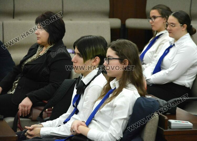 Хасковски ученици се включиха в среща-разговор за зависимостите