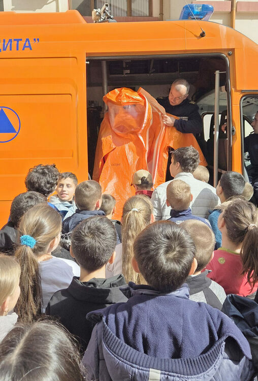 Ученици от „Христо Смирненски“ с професиографска екскурзия в пожарната