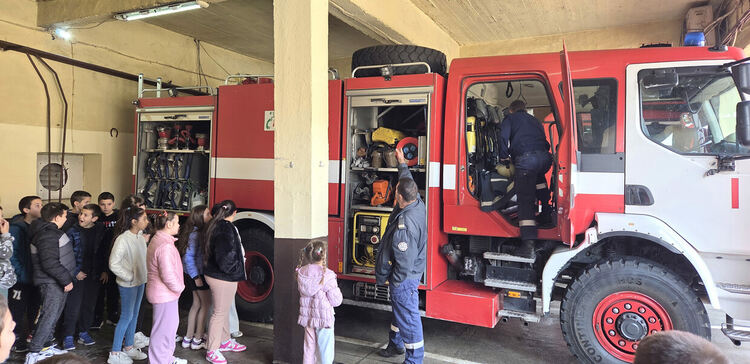Ученици от „Христо Смирненски“ с професиографска екскурзия в пожарната