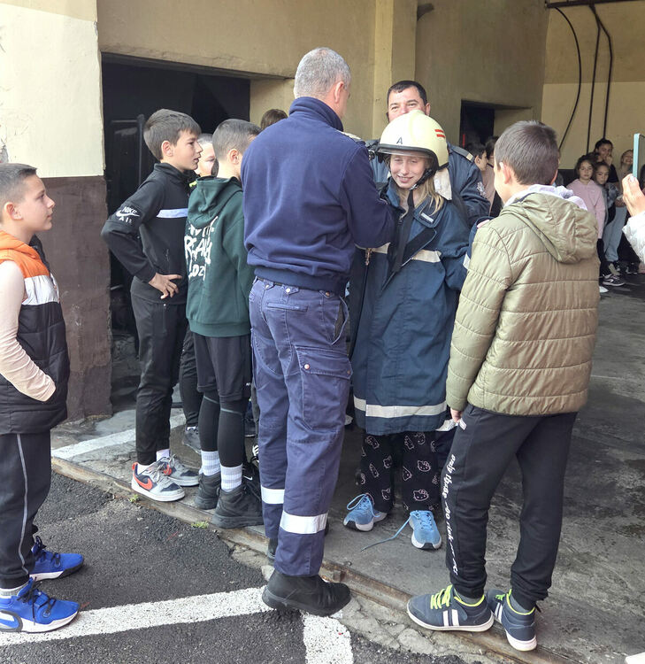 Ученици от „Христо Смирненски“ с професиографска екскурзия в пожарната