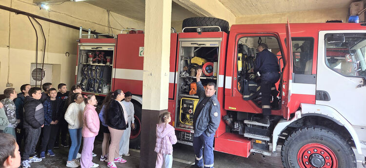Ученици от „Христо Смирненски“ с професиографска екскурзия в пожарната
