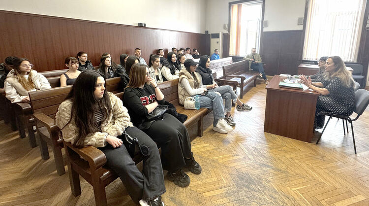 Ученици от ФСГ слушаха лекция в съда за трудови договори и договори за покупко-продажба на имущество