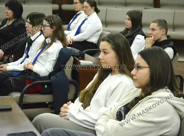 Хасковски ученици се включиха в среща-разговор за зависимостите