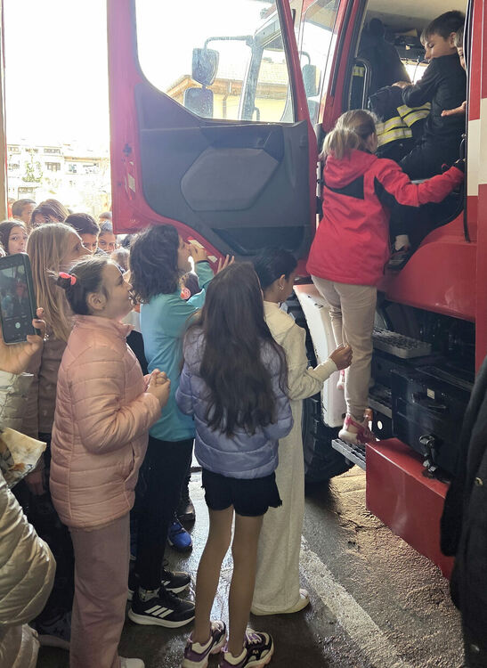 Ученици от „Христо Смирненски“ с професиографска екскурзия в пожарната