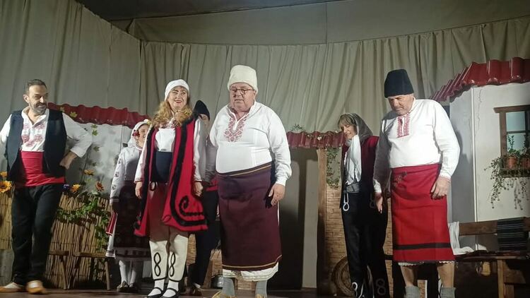 Театрална формация „Арт-кошер” от село Пчеларово представя „Женско царство” по Ст. Л. Костов  
