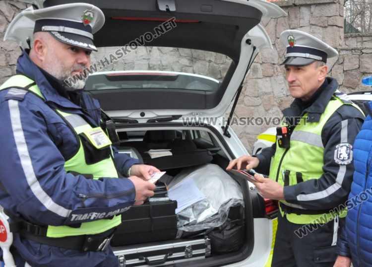 Задържаха двама дрогирани водачи, откриха наркотици и в домовете им