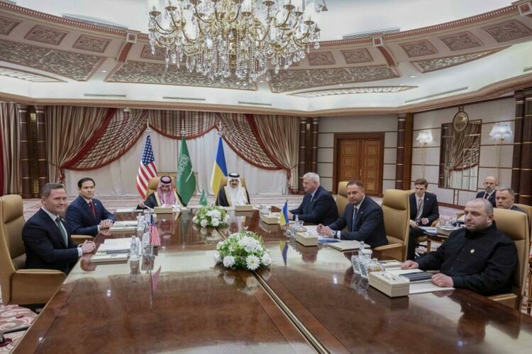 Американската (ляво) и украинската делегацияя в началото на срещата