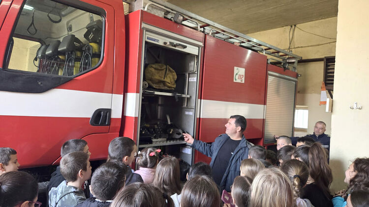 Ученици от „Христо Смирненски“ с професиографска екскурзия в пожарната