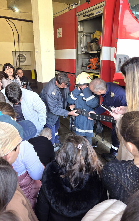 Ученици от „Христо Смирненски“ с професиографска екскурзия в пожарната
