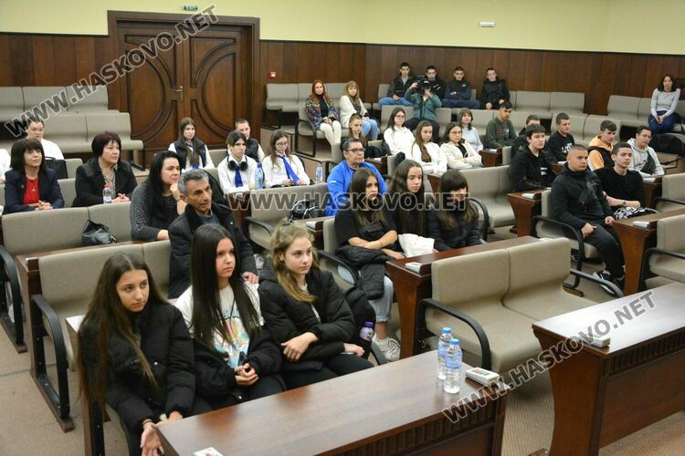 Хасковски ученици се включиха в среща-разговор за зависимостите