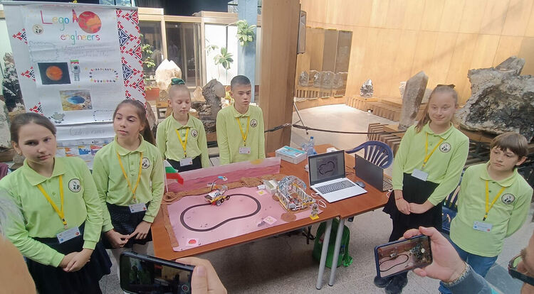 Ученици проектираха интелигентна оранжерия за поддържане на растения в марсианска среда