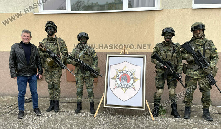 Езиковата гимназия в Хасково и военнослужещи отбелязаха 140 г. от създаването на „Мила Родино“