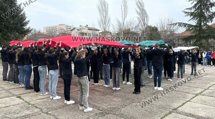 Езиковата гимназия в Хасково и военнослужещи отбелязаха 140 г. от създаването на „Мила Родино“