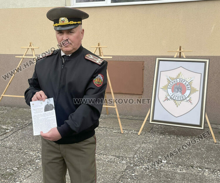 Езиковата гимназия в Хасково и военнослужещи отбелязаха 140 г. от създаването на „Мила Родино“