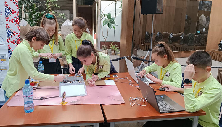 Ученици проектираха интелигентна оранжерия за поддържане на растения в марсианска среда