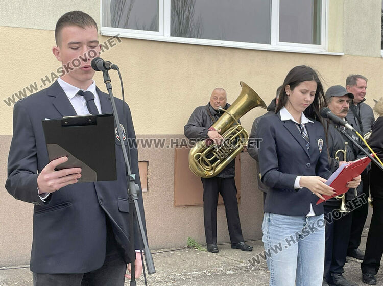 Езиковата гимназия в Хасково и военнослужещи отбелязаха 140 г. от създаването на „Мила Родино“