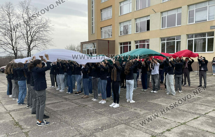 Езиковата гимназия в Хасково и военнослужещи отбелязаха 140 г. от създаването на „Мила Родино“