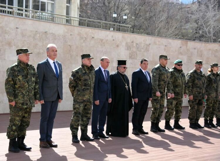 В Асеновград посрещнаха върналите се от Косово военнослужещи