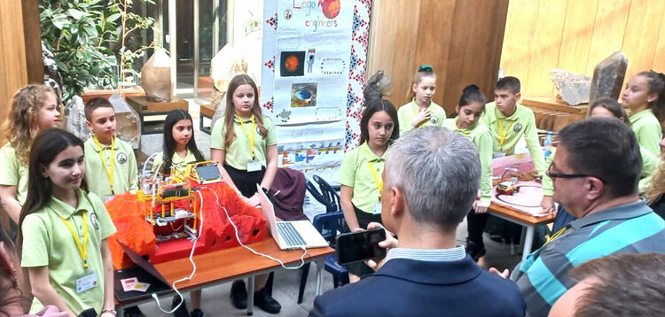 Ученици проектираха интелигентна оранжерия за поддържане на растения в марсианска среда