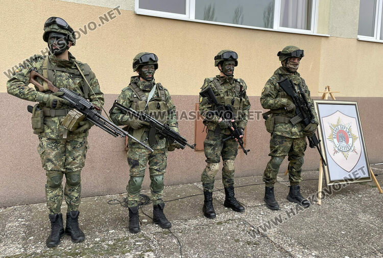 Езиковата гимназия в Хасково и военнослужещи отбелязаха 140 г. от създаването на „Мила Родино“