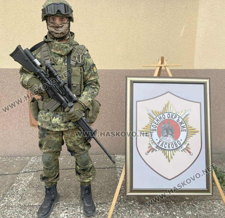 Езиковата гимназия в Хасково и военнослужещи отбелязаха 140 г. от създаването на „Мила Родино“