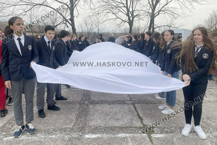 Езиковата гимназия в Хасково и военнослужещи отбелязаха 140 г. от създаването на „Мила Родино“