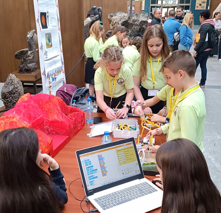 Ученици проектираха интелигентна оранжерия за поддържане на растения в марсианска среда