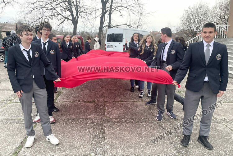 Езиковата гимназия в Хасково и военнослужещи отбелязаха 140 г. от създаването на „Мила Родино“