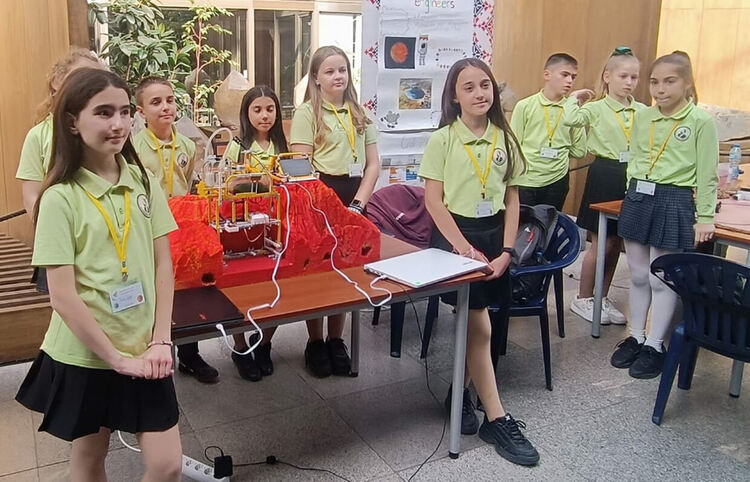 Ученици проектираха интелигентна оранжерия за поддържане на растения в марсианска среда