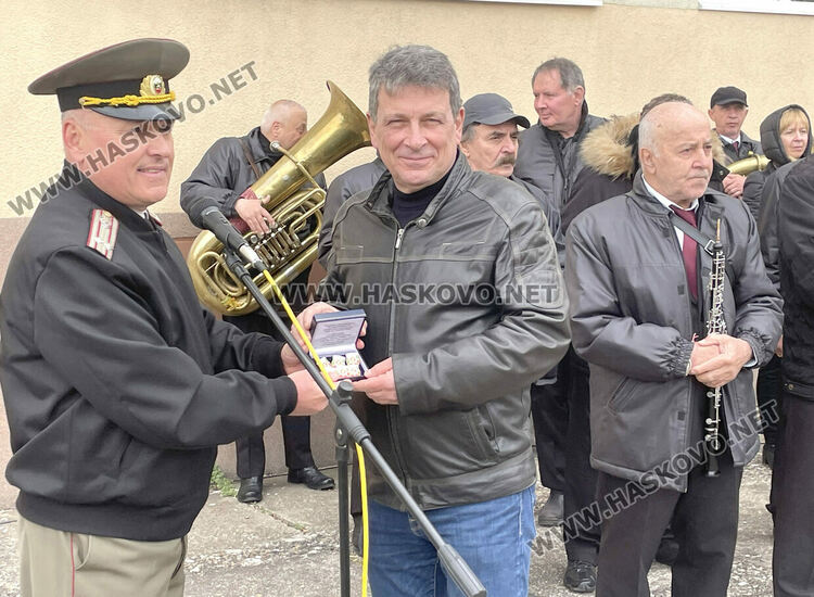 Езиковата гимназия в Хасково и военнослужещи отбелязаха 140 г. от създаването на „Мила Родино“