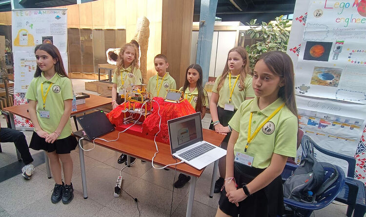 Ученици проектираха интелигентна оранжерия за поддържане на растения в марсианска среда