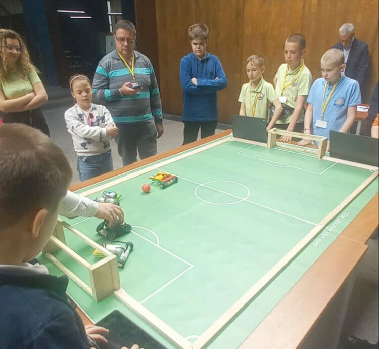 Ученици проектираха интелигентна оранжерия за поддържане на растения в марсианска среда