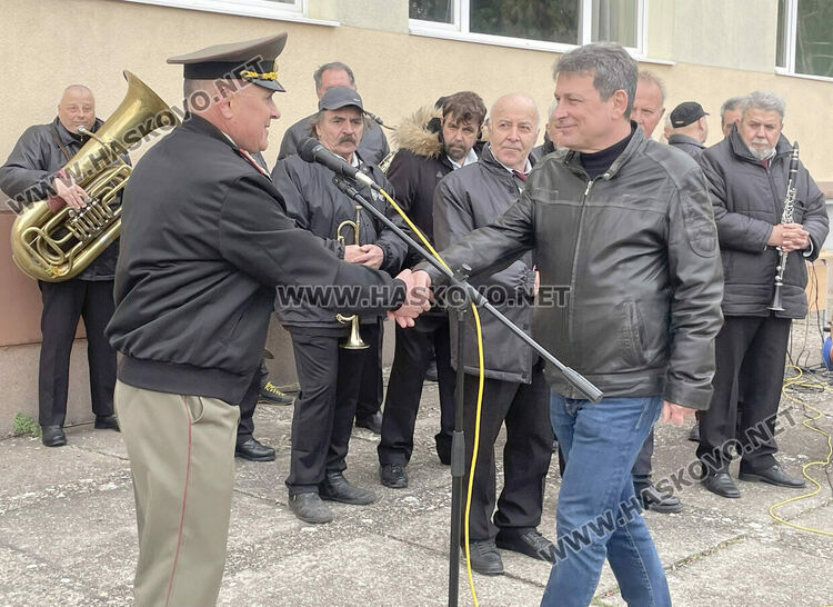 Езиковата гимназия в Хасково и военнослужещи отбелязаха 140 г. от създаването на „Мила Родино“