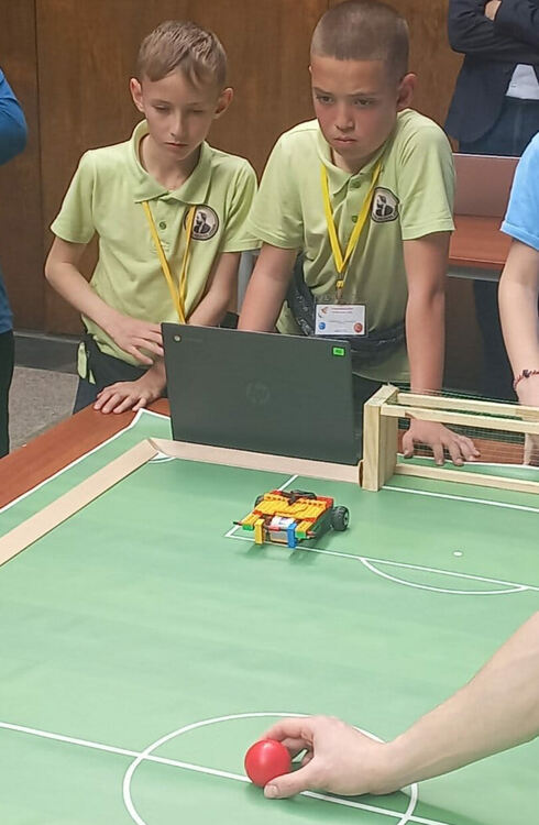 Ученици проектираха интелигентна оранжерия за поддържане на растения в марсианска среда