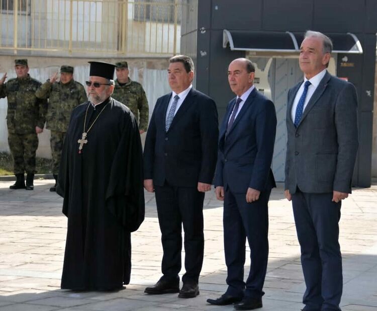 В Асеновград посрещнаха върналите се от Косово военнослужещи