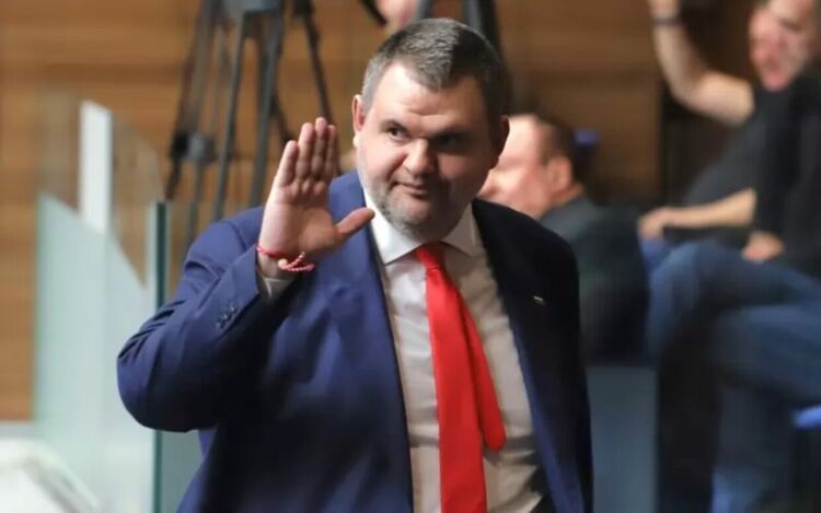 Диригентът на атаката срещу КС и ЦИК Делян Пеевски ангажира доста хора - прокуратурата, „Информационно обслужване“ и дори парламентарното мнозинство, срещу което уж се бори.