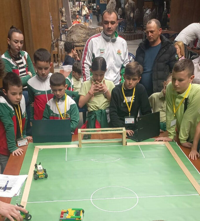 Ученици проектираха интелигентна оранжерия за поддържане на растения в марсианска среда