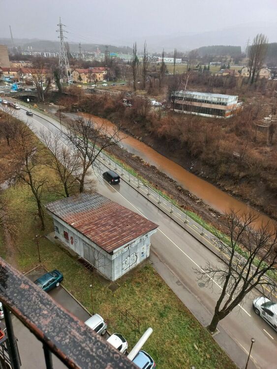 Поредна промяна в цвета на река Струма в Перник е установена от граждани рано тази сутрин