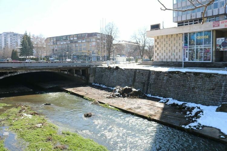 Поредна промяна в цвета на река Струма в Перник е установена от граждани рано тази сутрин
