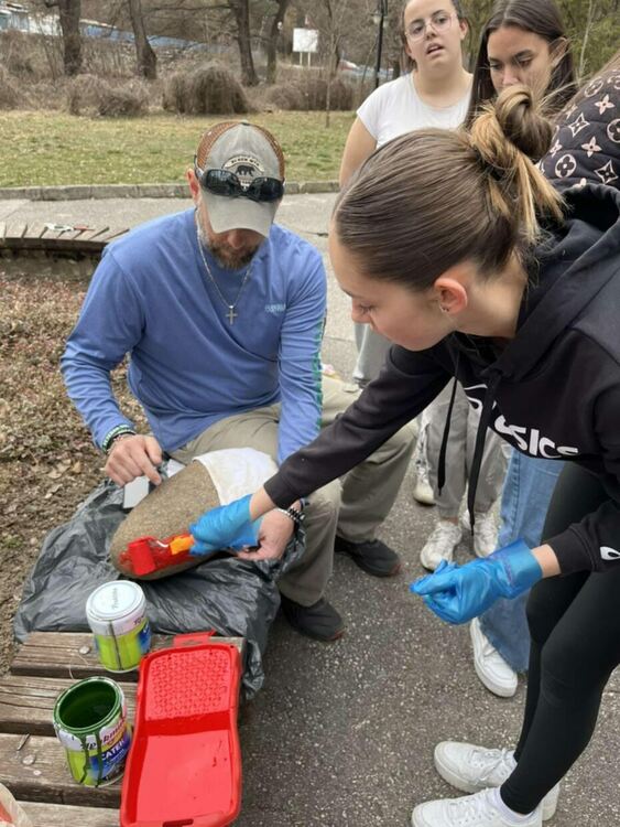 Ученици от Тексас и Девин изрисуваха камък с флаговете на България и Тексас като символ на приятелството