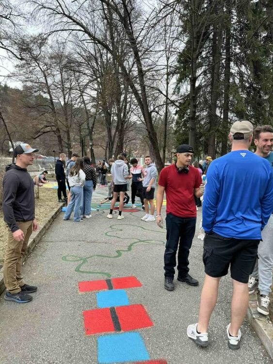 Ученици от Тексас и Девин изрисуваха камък с флаговете на България и Тексас като символ на приятелството