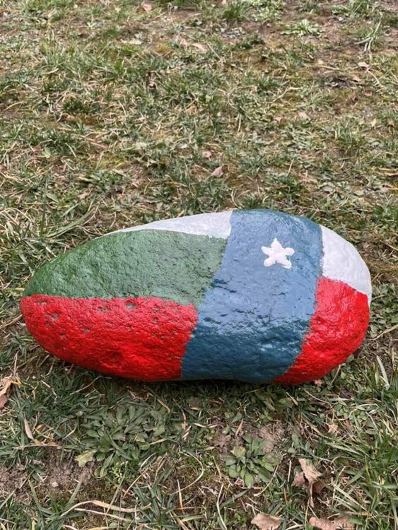 Ученици от Тексас и Девин изрисуваха камък с флаговете на България и Тексас като символ на приятелството