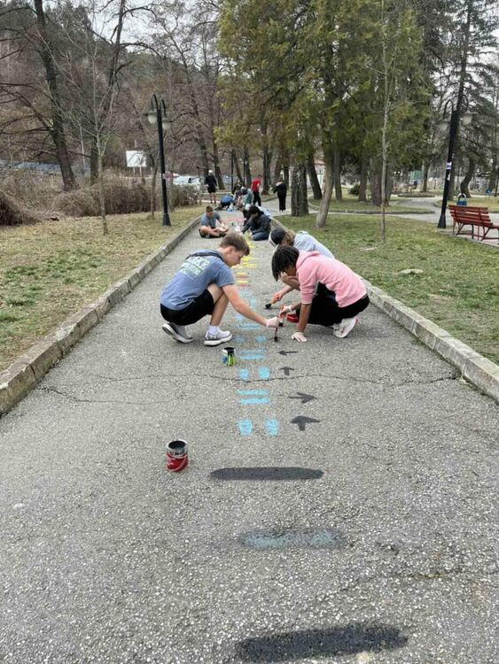 Ученици от Тексас и Девин изрисуваха камък с флаговете на България и Тексас като символ на приятелството
