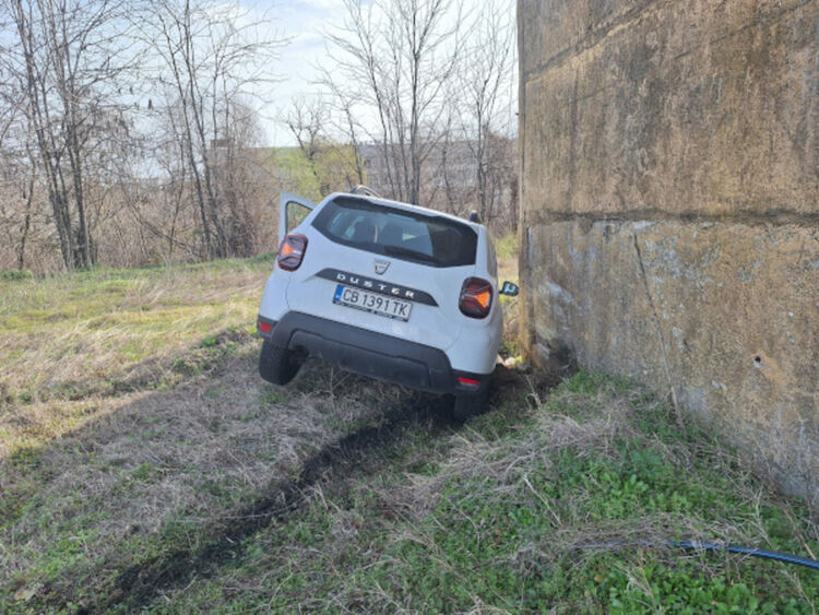 Митничар „излетя“ от пътя и се заби в изоставена сграда